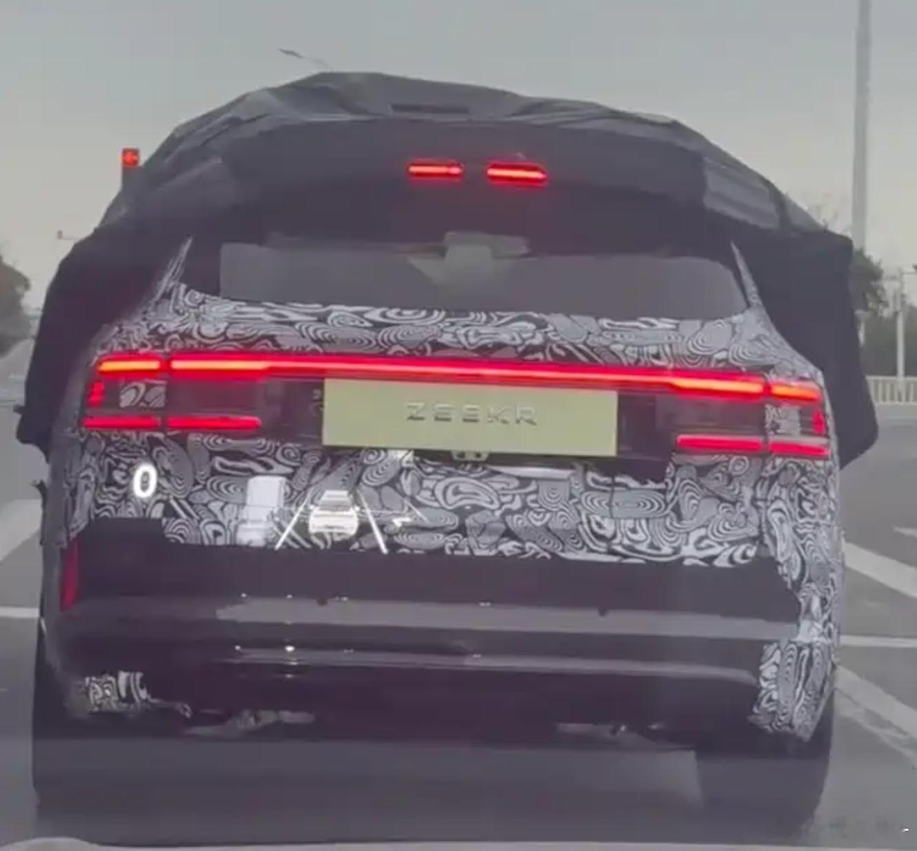 极氪8X的尾灯被拍到了，怎么有那么股沃尔沃纯电车型的味道呢根据曝光信息，极氪8X