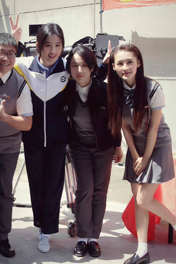 刘亦菲李沁早期合影，那时候还是青涩少女​​​