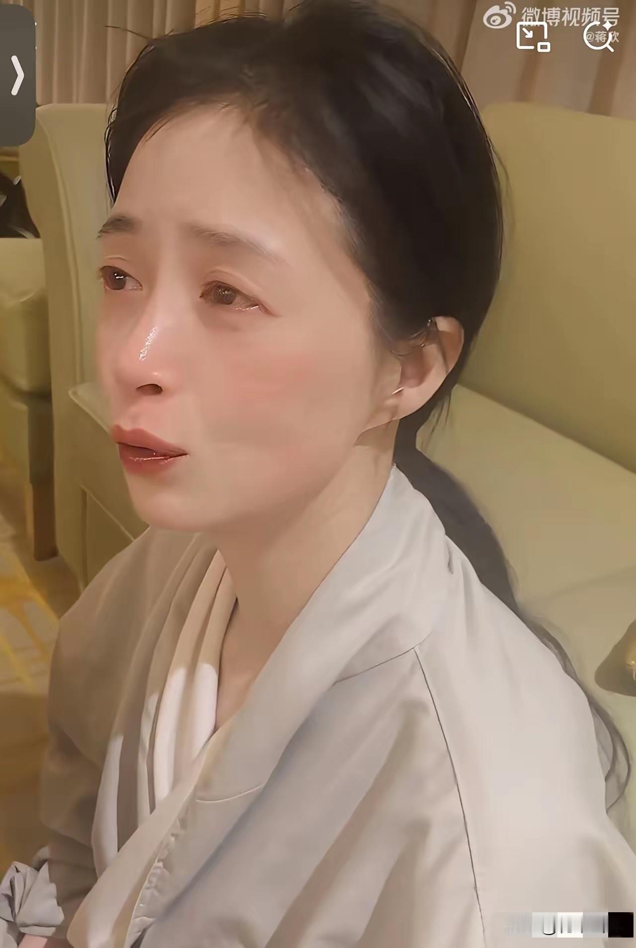 华妃娘娘，深夜痛哭！深夜不睡觉的蒋欣，情绪崩溃，哭的梨花带雨，得知背后原因令人