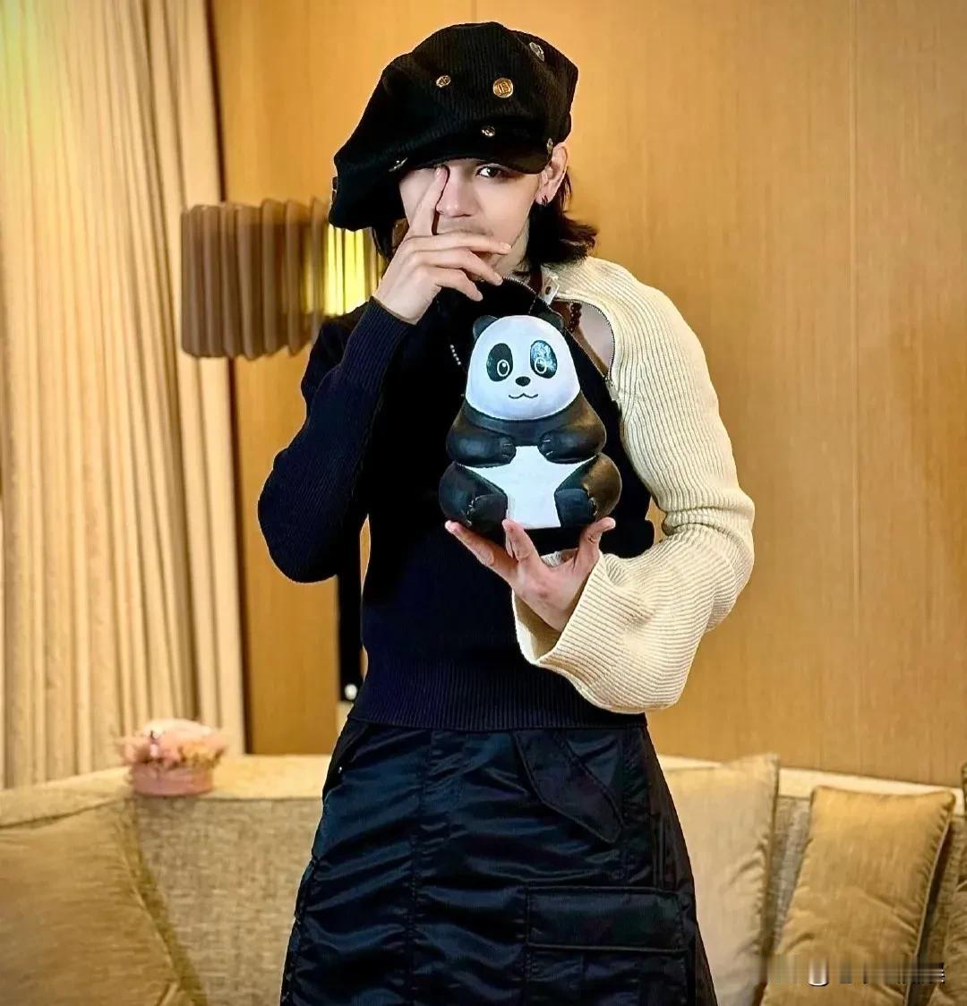 香港娱乐圈大佬向华强之子向佐，被爆出欠下赌债不还，遭到澳门美高梅集团提告追讨，金