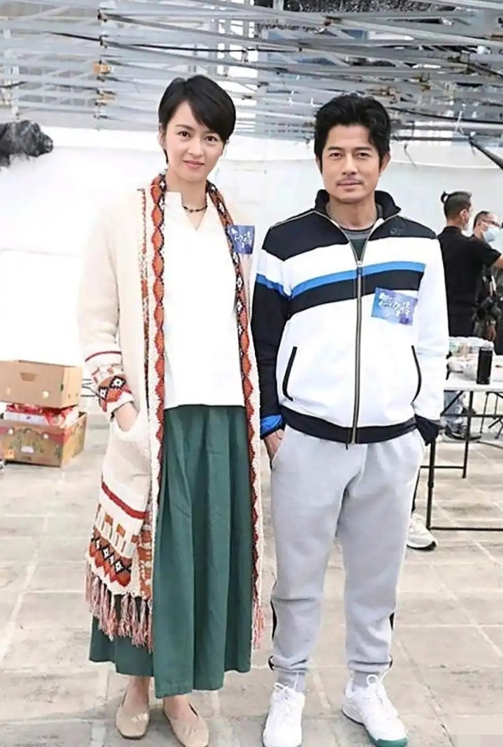 家人们，咱今儿就唠唠明星身高这档子事儿。好多人都对明星的实际身高特别好奇，网上也