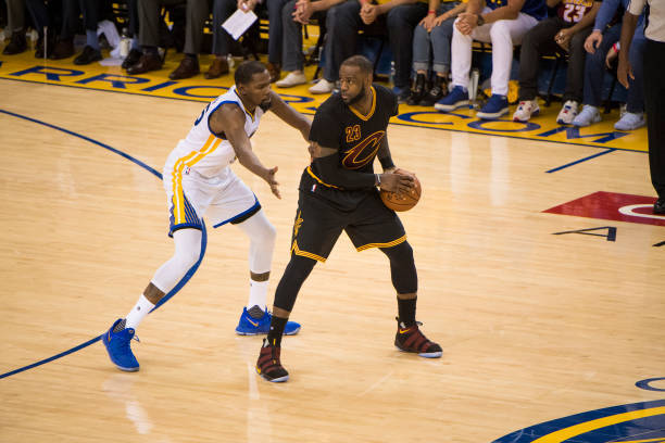 只有经历过才知道，詹姆斯那几年总决赛面对的是什么级别的防守。