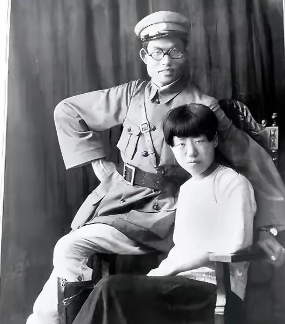 1940年延安，朱仲芷不顾组织劝阻，硬是把大将萧劲光给“休”了。当时她身边围