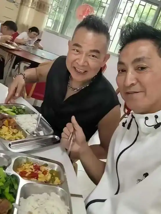 港星何家劲工厂被网友喷黑心，工人工资才2400多？天天拍短视频晒工厂，晒伙食的