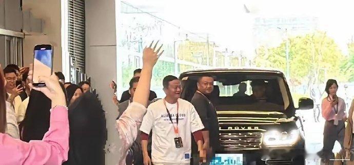 马云现身云谷园区，所乘黑色路虎SUV吸睛。疑似限量版，造型大气。豪车配专业司机，