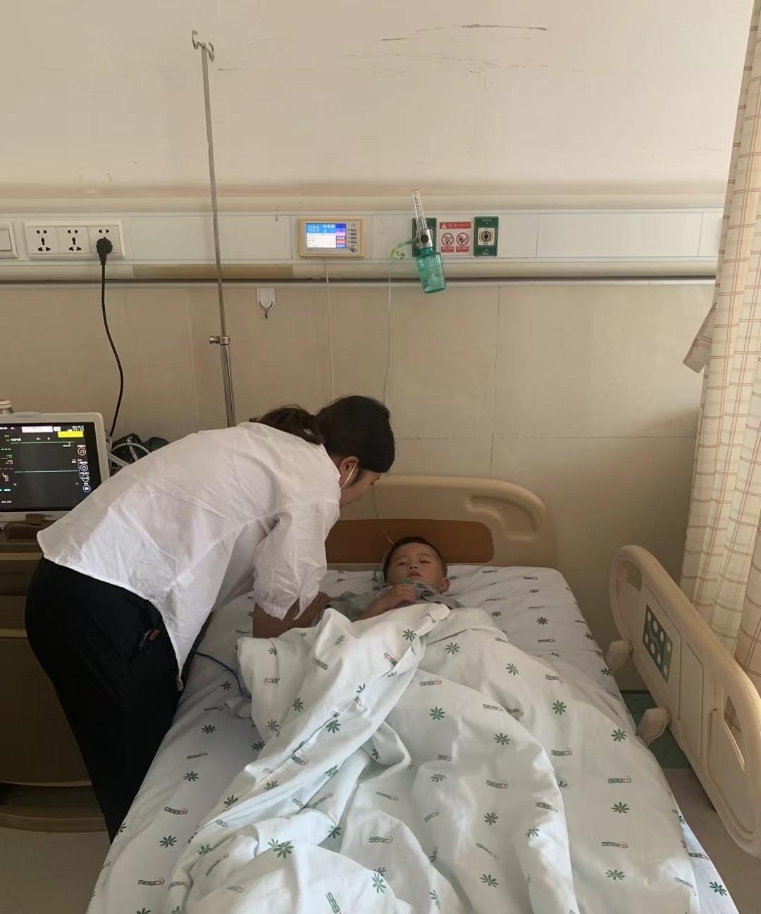 昨日，家中孩子发烧了，我便带孩子前往县人民医院就医。医生紧紧盯着