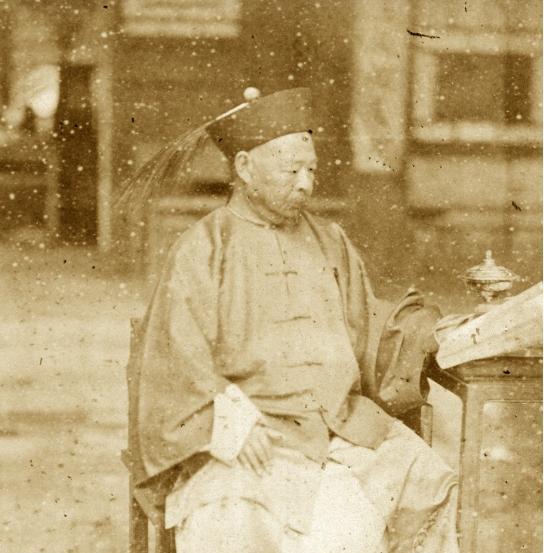 清末时期，第一赘婿左宗棠，与妻子结婚多年，连生3女，就是无子。妻子劝他纳妾，他死