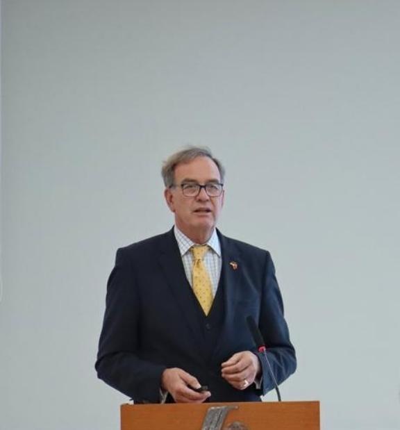 德国：中美打不起来了，因为打了也白打！日前德国教授坦率指出：美国不是害怕中国，也