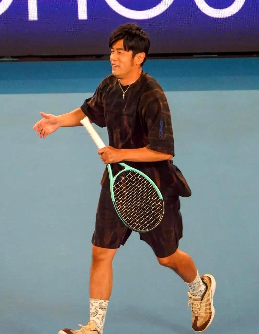 周杰伦澳网戴假发，热搜又爆了。网友辣评：像千层蛋糕，风一吹就分层。其实伦