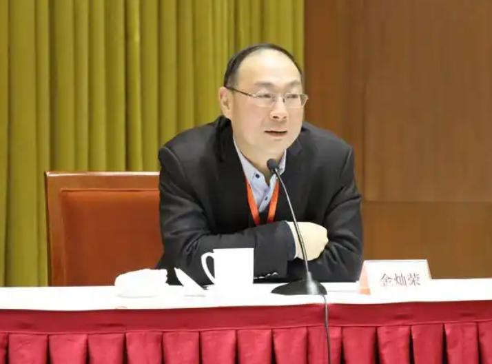 人大教授金灿荣曾提了个建议，取消中考，中小学12年学制压缩到10年，实行