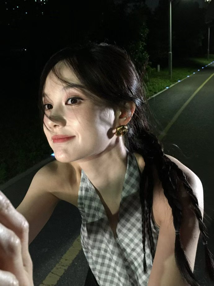 李一桐挂脖格子抹胸李一桐九格live李一桐九格live，李一桐挂脖格子抹胸，谁