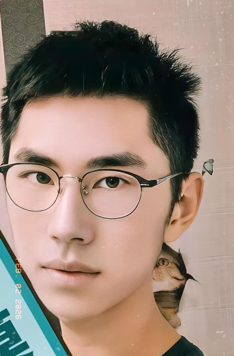 儿子生病了，肠炎。我火速回家。儿子自己看了医生，开了药。我回家时，他正和