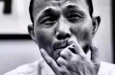 1993年，尧建云带着1000万在公海豪赌，在赌桌上，尧建云故技重施出“老千”，