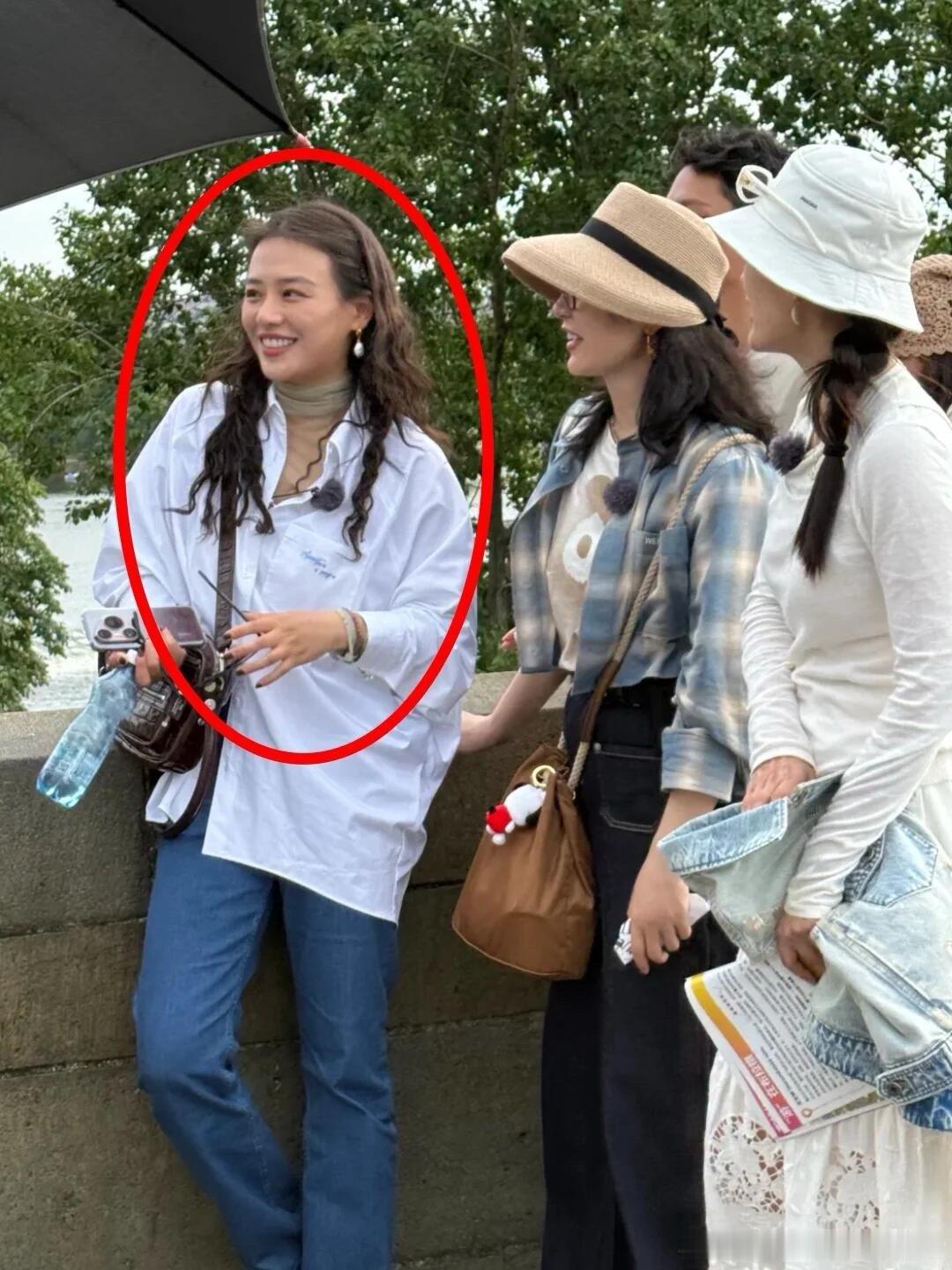 马思纯明媚成这样马思纯现在怎么这么美，本人状态好好，脸蛋又白又小又精致啊，都白的