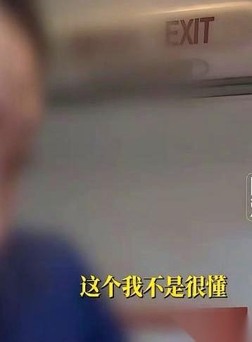 深航ZH9804航班，稳稳落地深圳。行李架打开，过道里挤满了人，一片嘈杂。只有