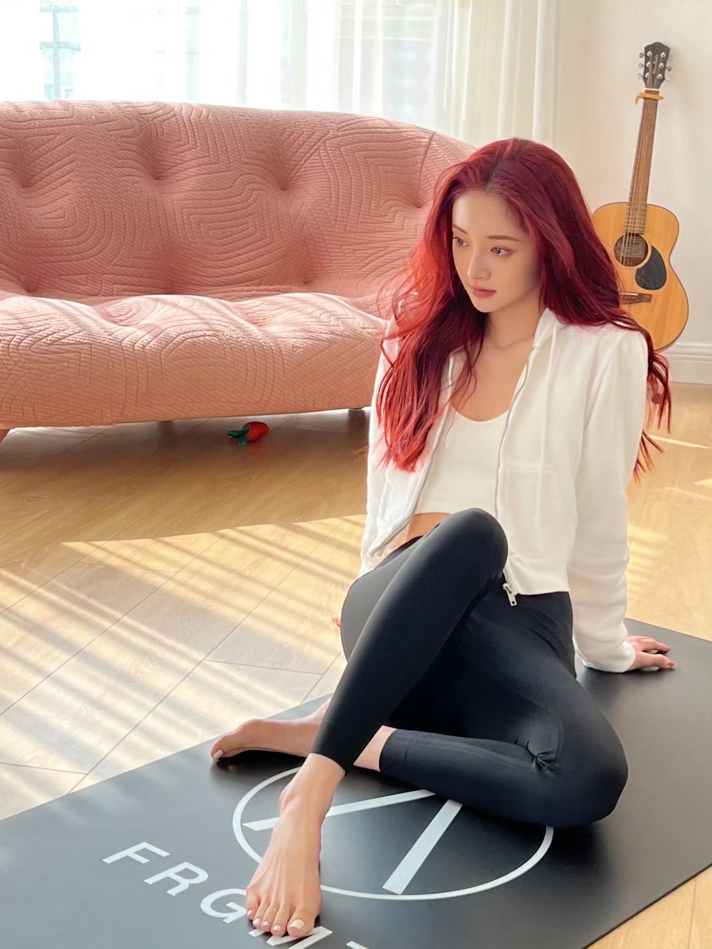 周洁琼私服穿搭写真，光脚丫少女感。周洁琼