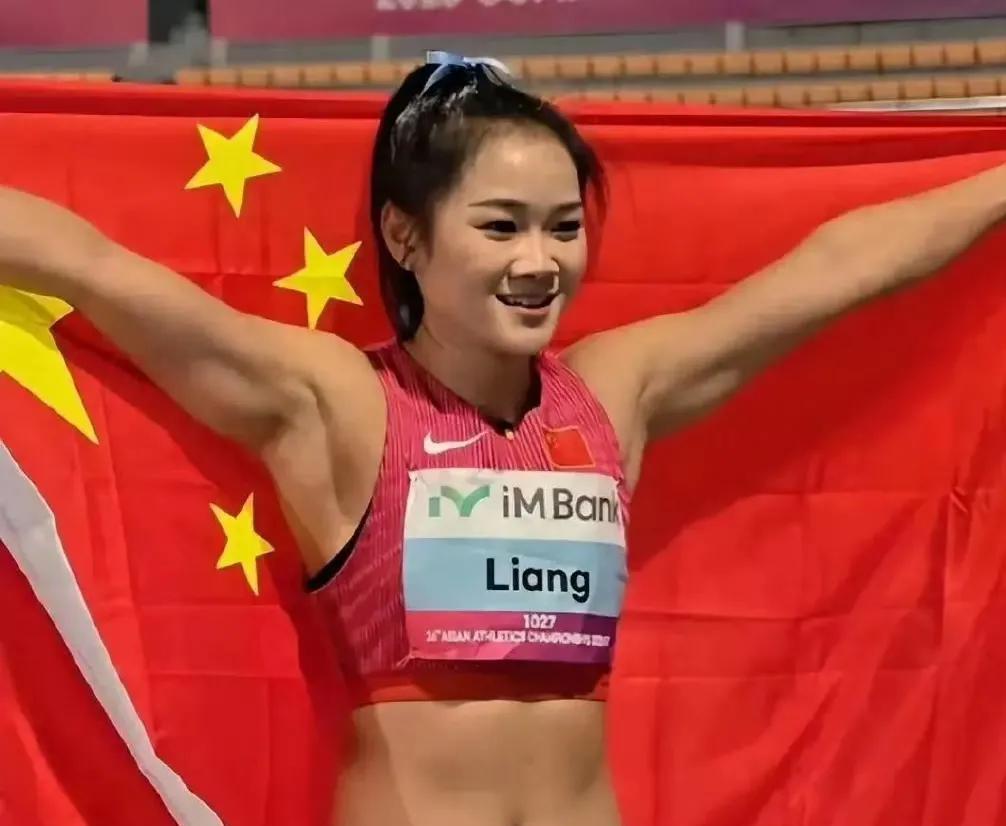 梁小静老师拿下亚锦赛100米冠军，两个学生压力太大了！梁小静赢得不容易，左右两