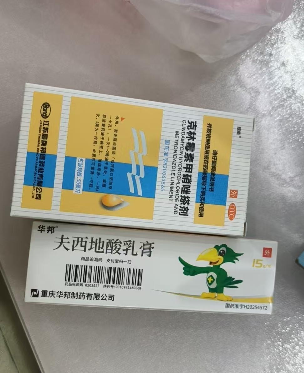 侄女儿长了满脸的青春痘，有的发黑还肿胀，有的红肿顶着一个小白点……她总爱不自觉地