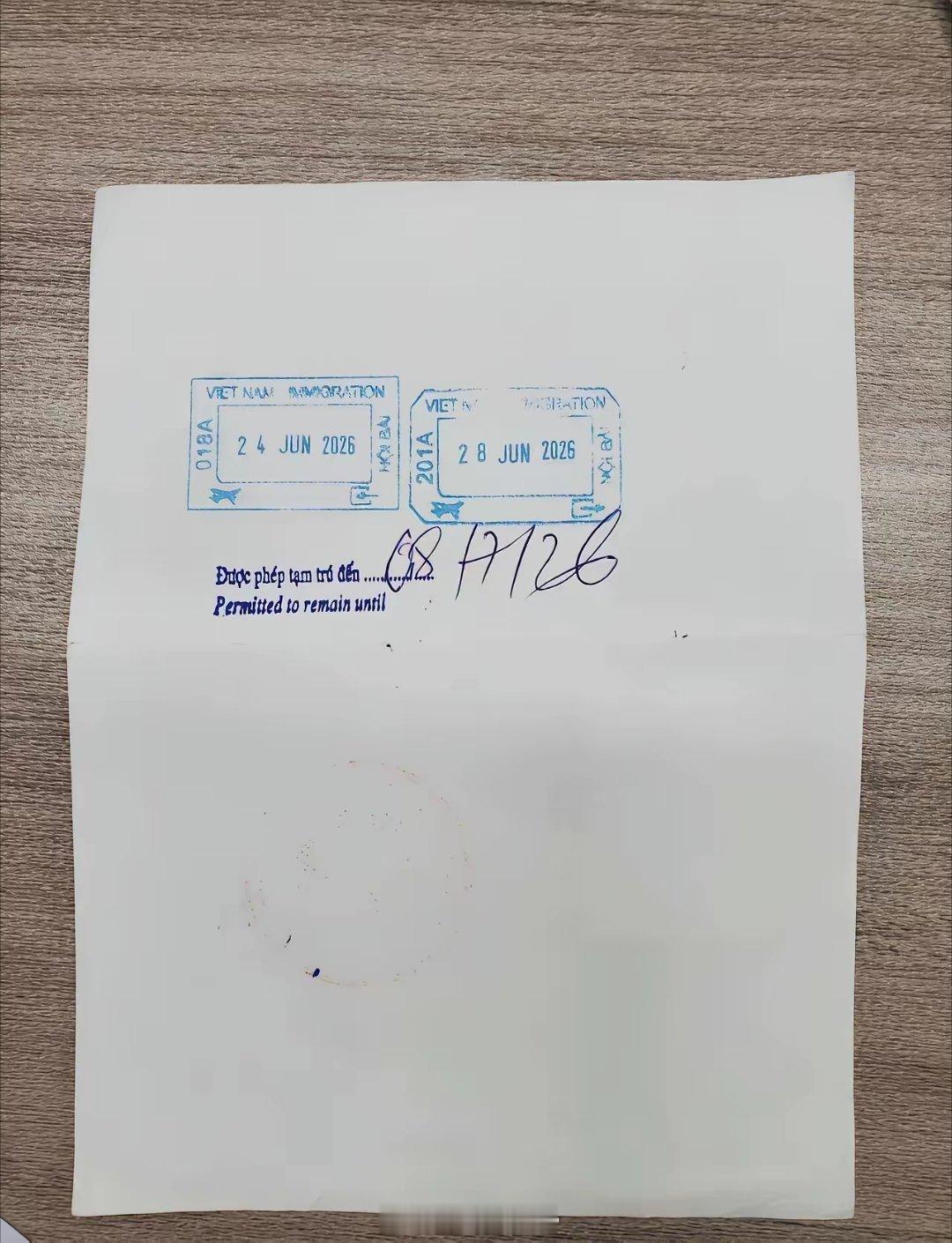 因为中国现行护照印了版图，其中南沙群岛部分和越南声称的领土“矛盾”，越南不承认这