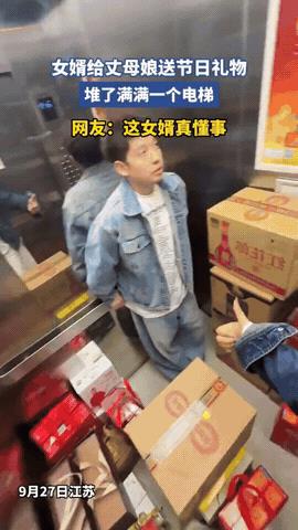 没有嫁错人！江苏，女儿带着丈夫回娘家，公公刚把门打开就傻眼了，门前堆满了各种礼品