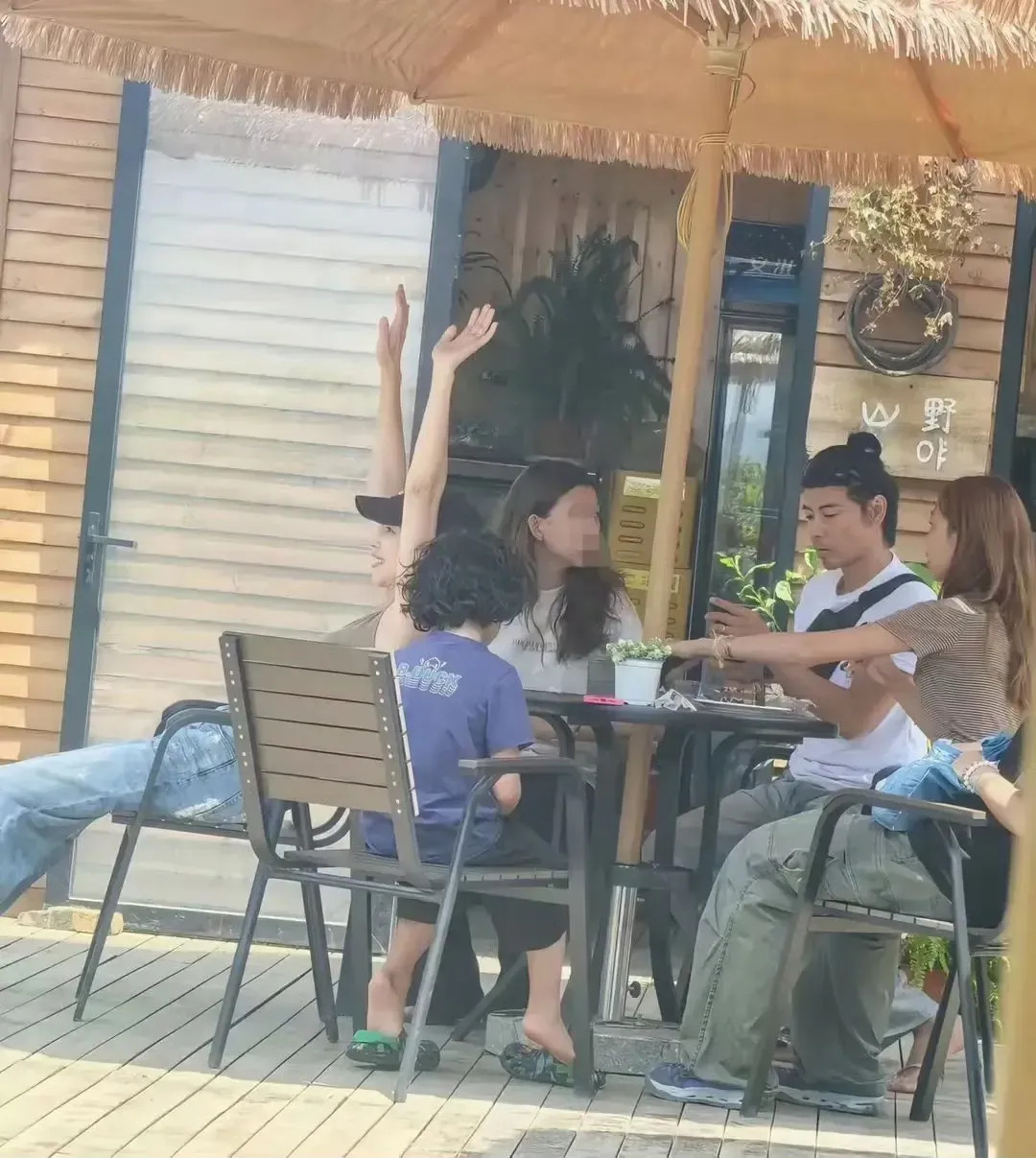 蔡少芬张晋带三娃贵州避暑被偶遇，53岁素颜状态超好。