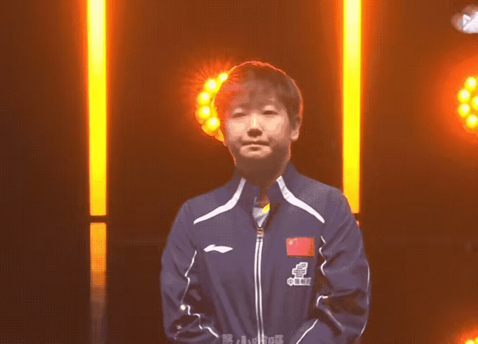 莎莎夺冠后，领取冠军奖杯时笑了，看见三面国旗升起的时候，笑了。但是，在第七局决胜