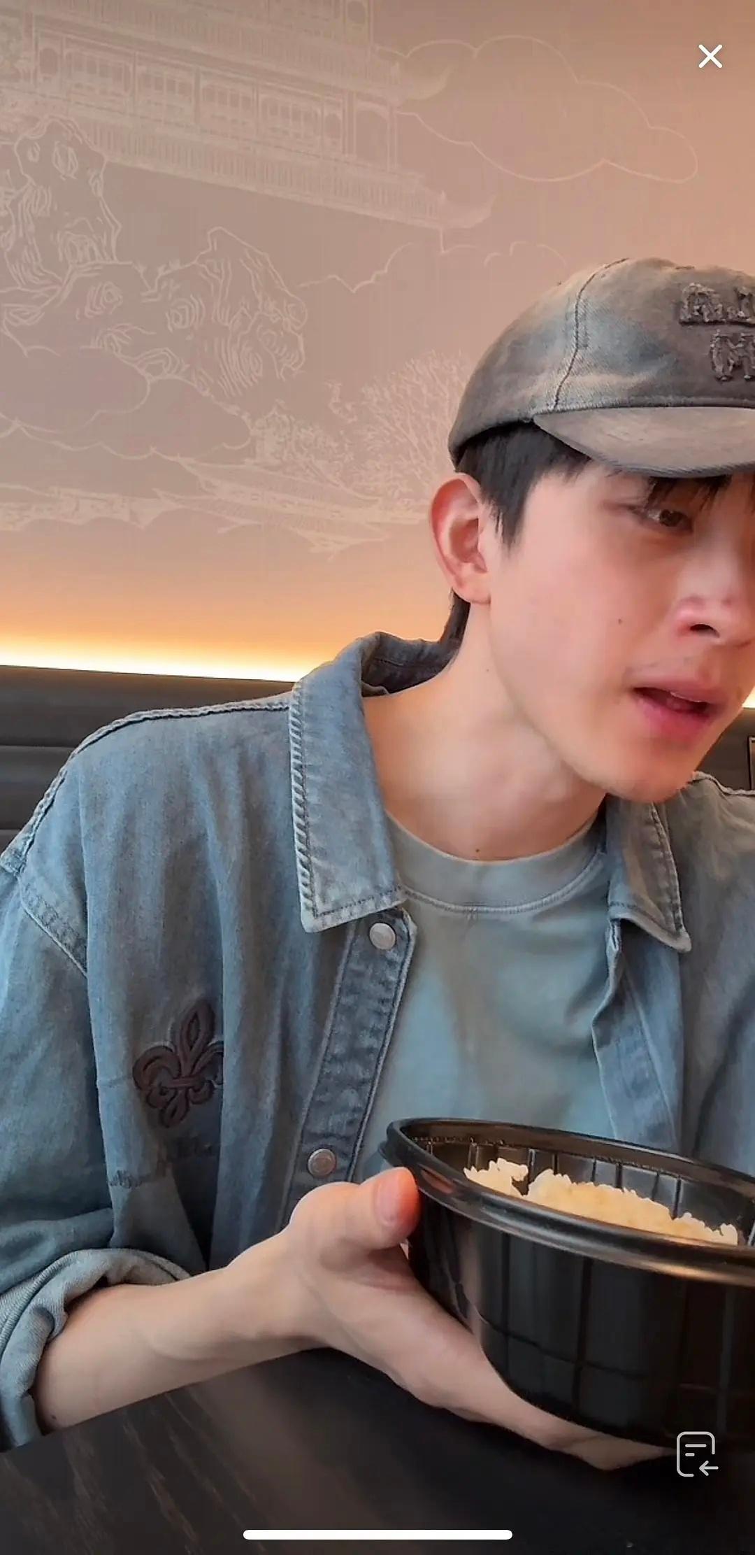 很有松弛感，下班就是下班的样子，敖瑞鹏没包袱