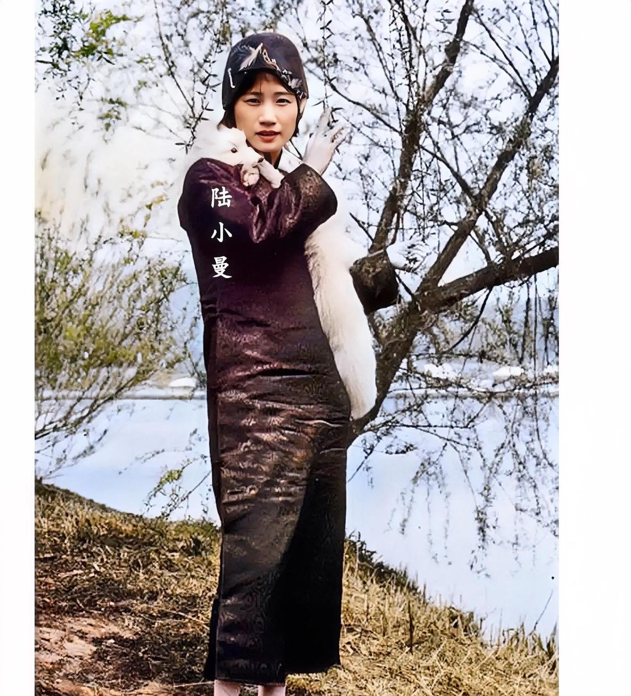 这才是1930年27岁陆小曼在湖边的真实貌相，这不是演戏，也不是电视剧里的演员，
