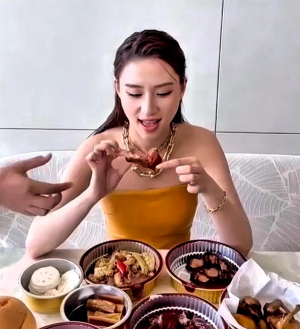 何超莲晒“下午茶”，金链子配外卖盒，这搭配直接给我看懵了！谁能想到，顶着“