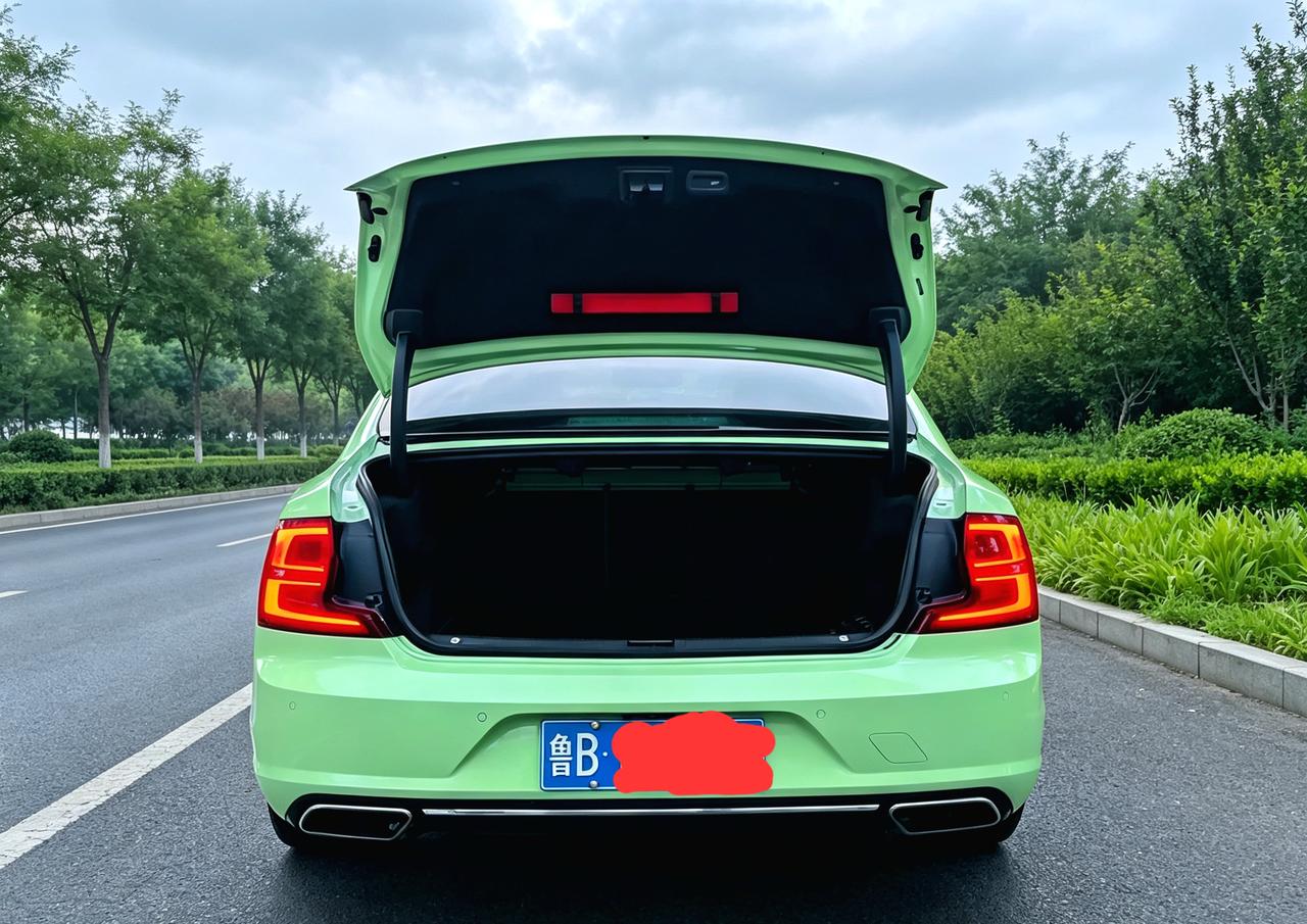 当年上路奔七的沃尔沃S90智雅运动，它和豪华版最大的区别就是它的尾门是手动的。并