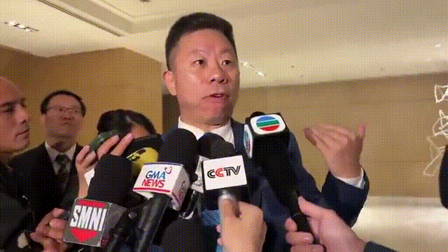 驻菲律宾大使井泉接受菲律宾记者采访，他介绍说，是中国海警发现菲律宾水兵“修建了阻