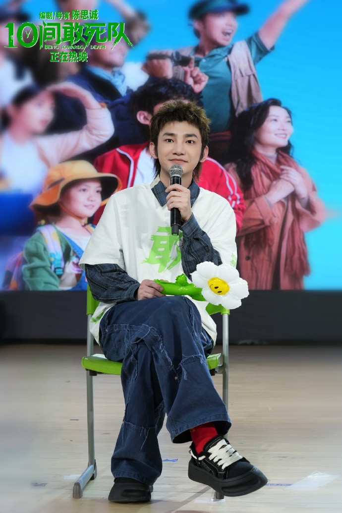 蒋龙想和张弛演警匪组合蒋龙在10间敢死队新浪娱乐超话热聊局受访，直言想和张弛搭