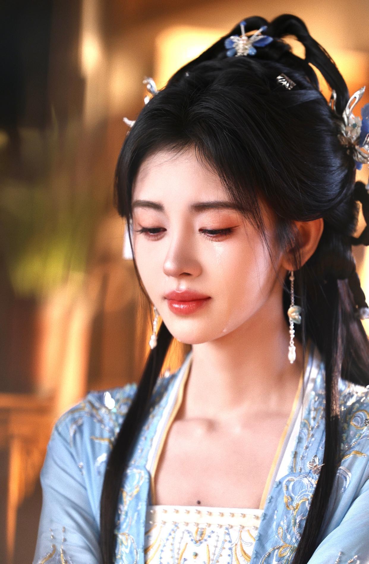 1、鞠婧祎现在不管是拍戏、拍摄商业写真还是出席红毯，都会刻意避开露肩的造型。因为