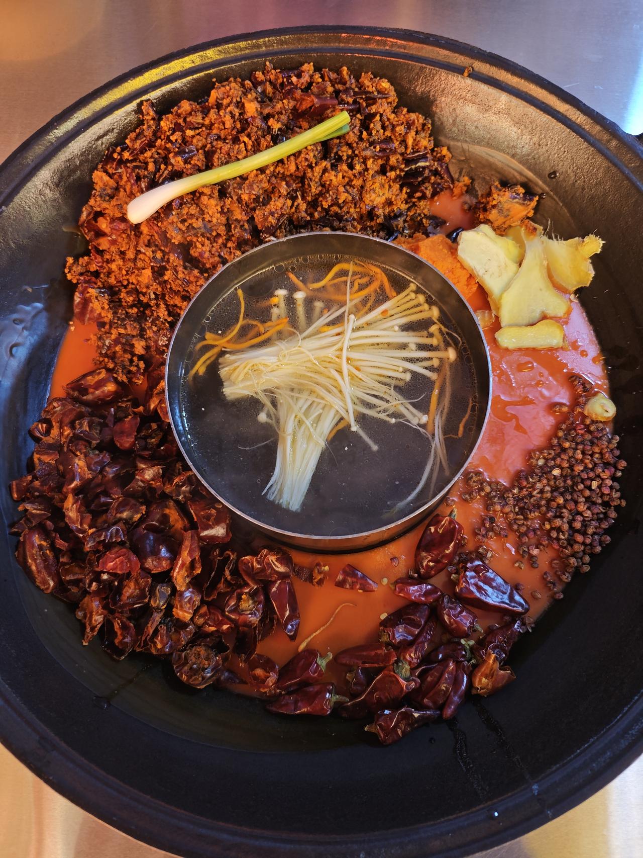 我承认，当看到锅底满满的红油时我投降了。[笑着哭]来成都一定要吃火锅，很自信地点了