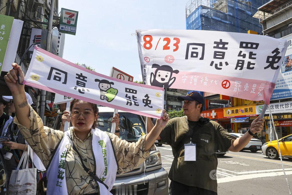 823罢免不停歇，蓝白继续保立委。周末的新店家乐福门口，人潮比寿司半价时还热闹