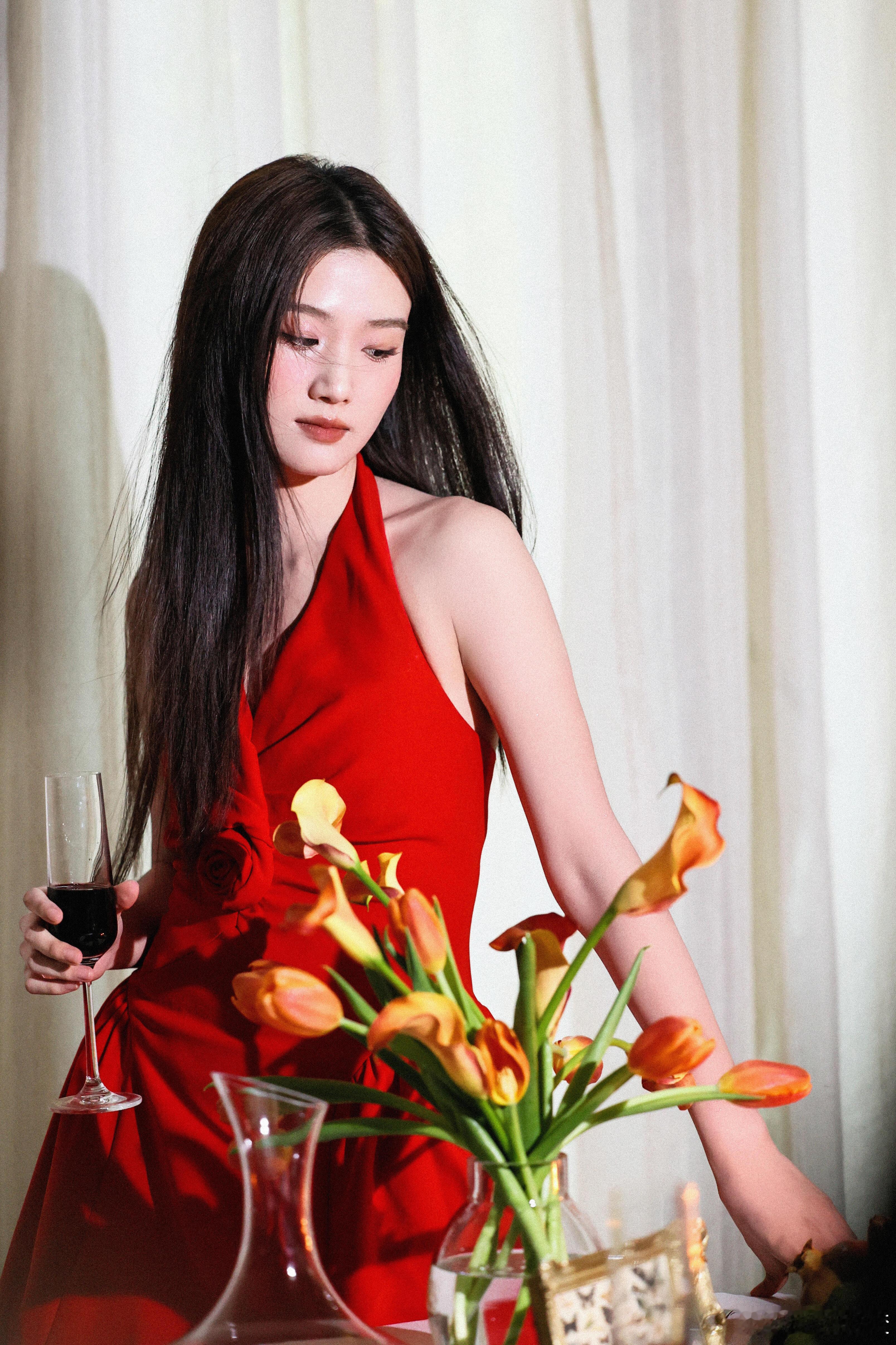 卢昱晓红裙美人好绝！不要错过这个绝美卢昱晓。。。论红裙和卢昱晓的适配