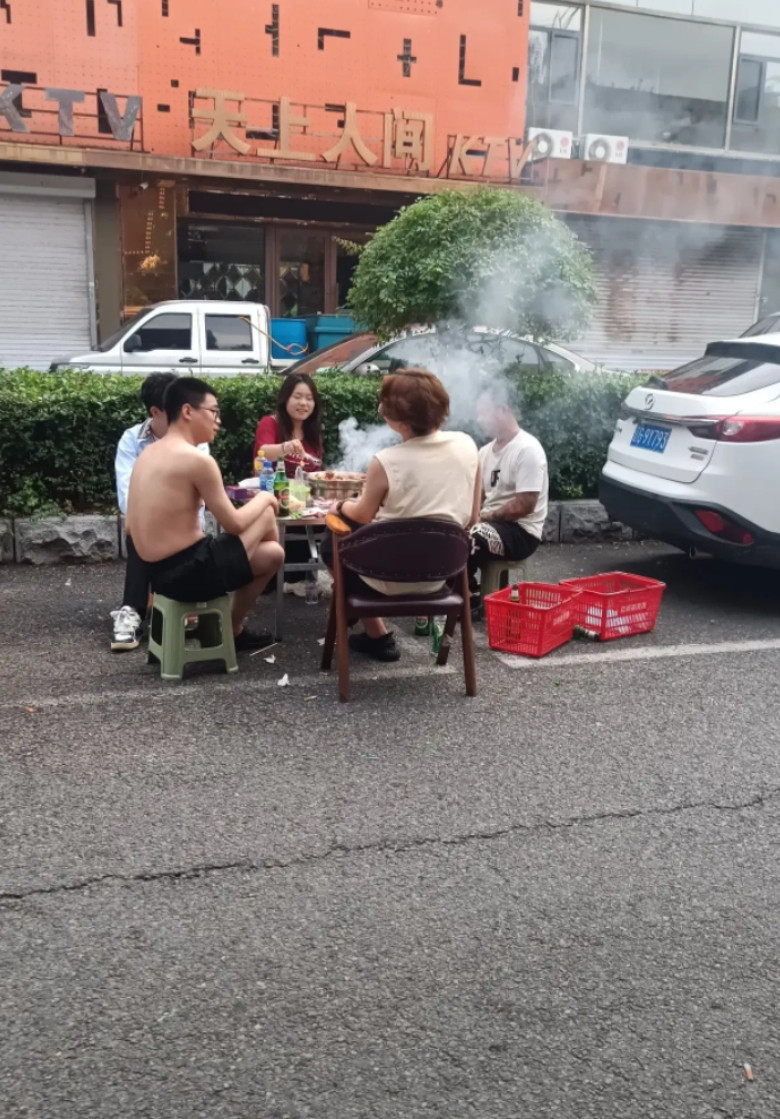 去晨练看到这一幕，真是羡慕年轻人的精力和体力，这是连唱带喝整一宿。