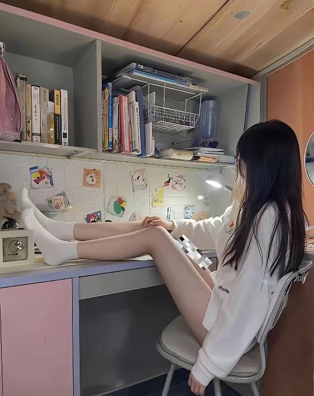 少女心爆棚的粉色书桌，沉浸在书香与可爱的世界里。美少女书桌