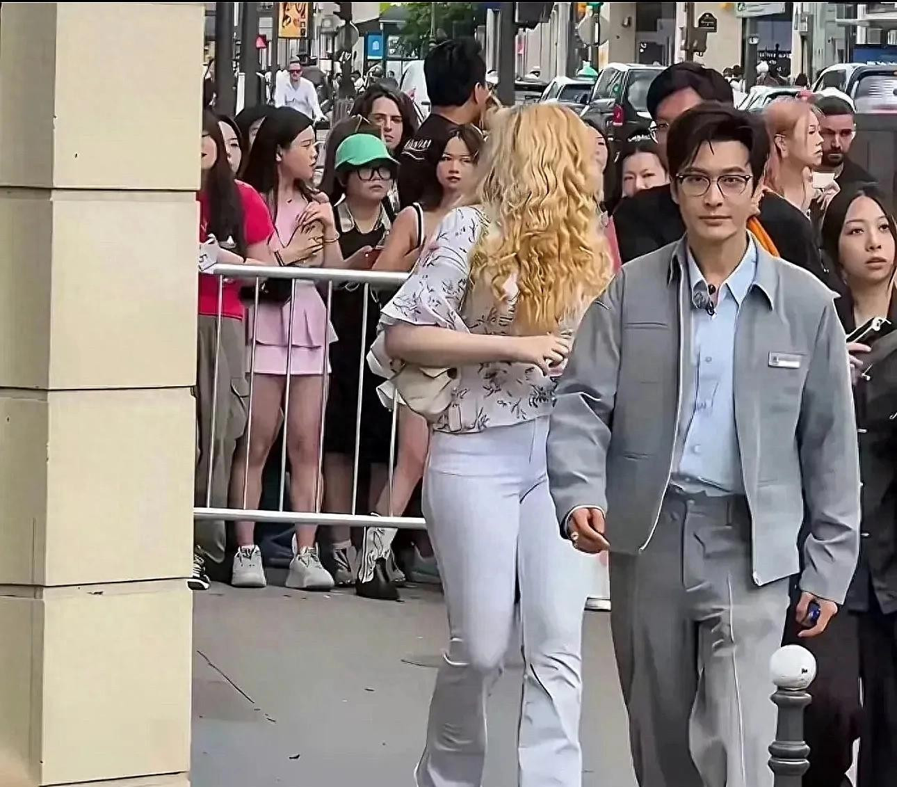 40度高温黄晓明这么穿不热吗？果然偶像的包袱太重了。放不下