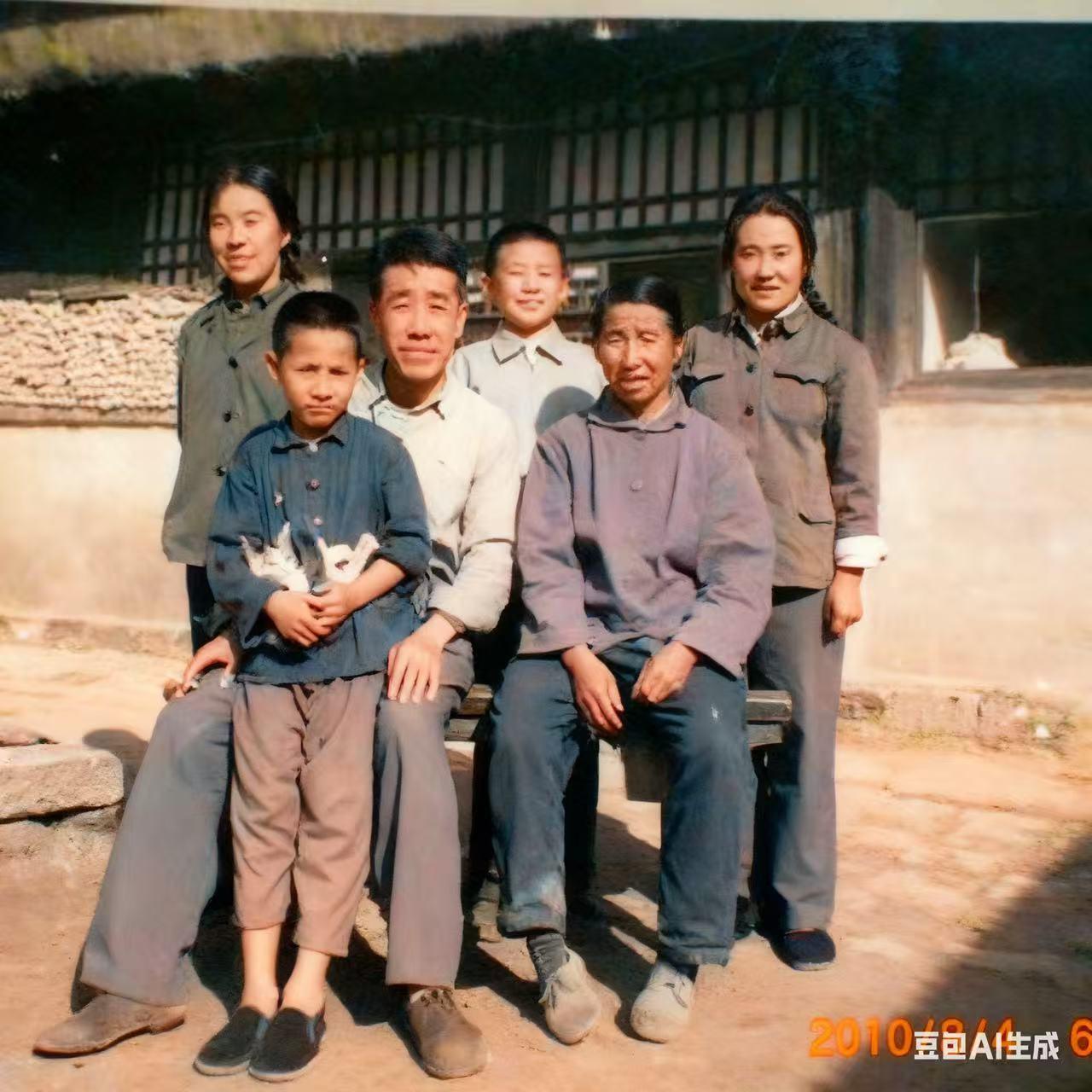 七十年代我们的一家人！时间过的真快，一晃几十年过去了，这张老照片己经是我们兄弟