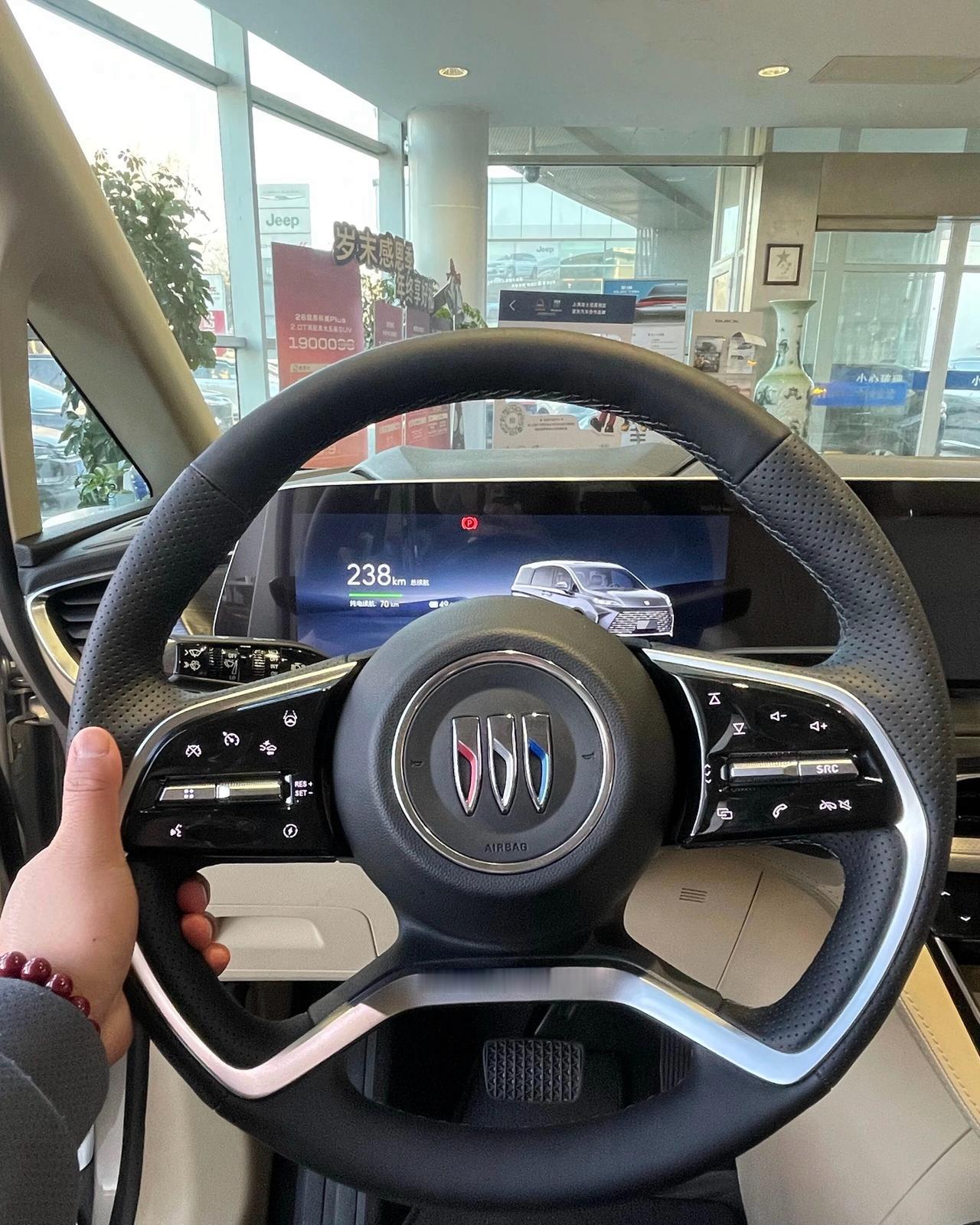 试驾完别克GL8很纠结，该选它还是塞纳？别克GL8陆尚这款车型到底适不适合入手？
