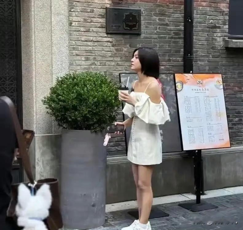 陈妍希上海街拍！白色露肩裙配短发！陈妍希上海街拍！白色露肩连衣裙搭配清爽波