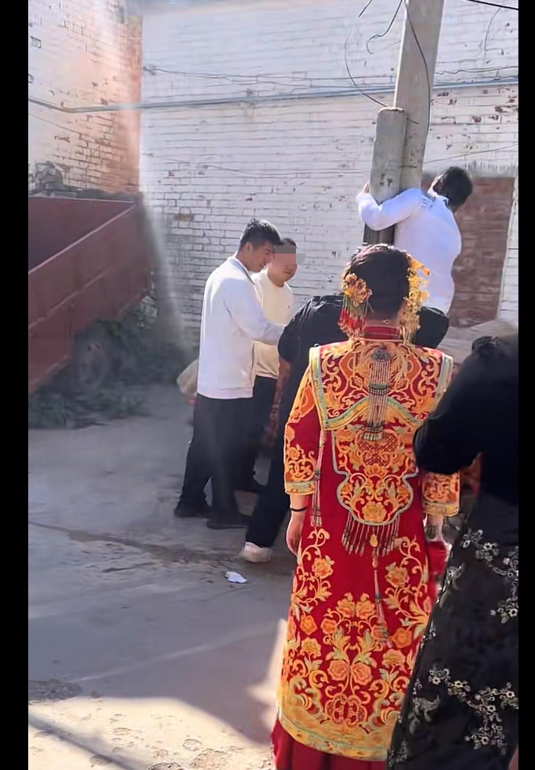不嫁了。远嫁的新娘下了婚车，看到新郎在被婚闹的人绑在电线杆上，新郎的衣服、造型都
