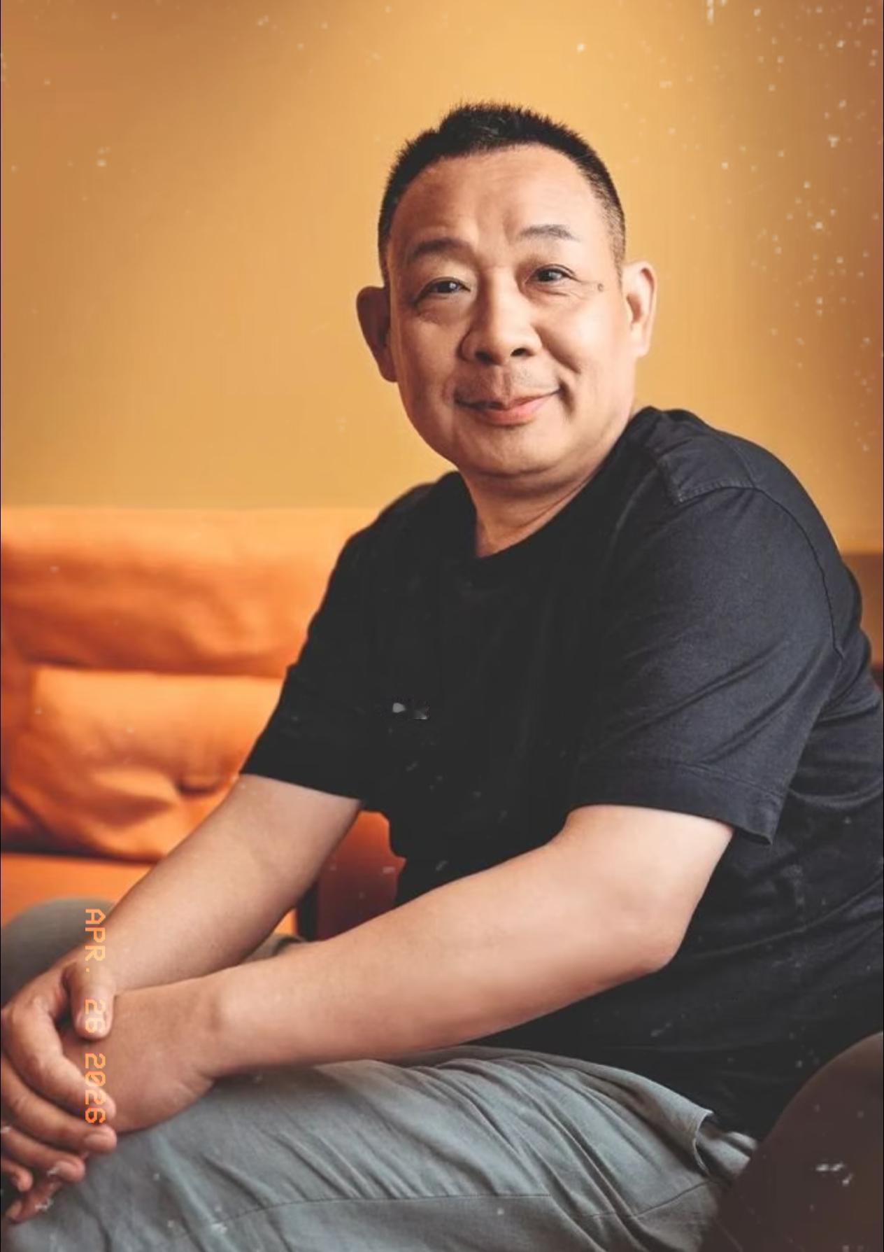 不知道你们有没有发现，于东来是真的活通透了。年后他正式宣布退休，发布会上还