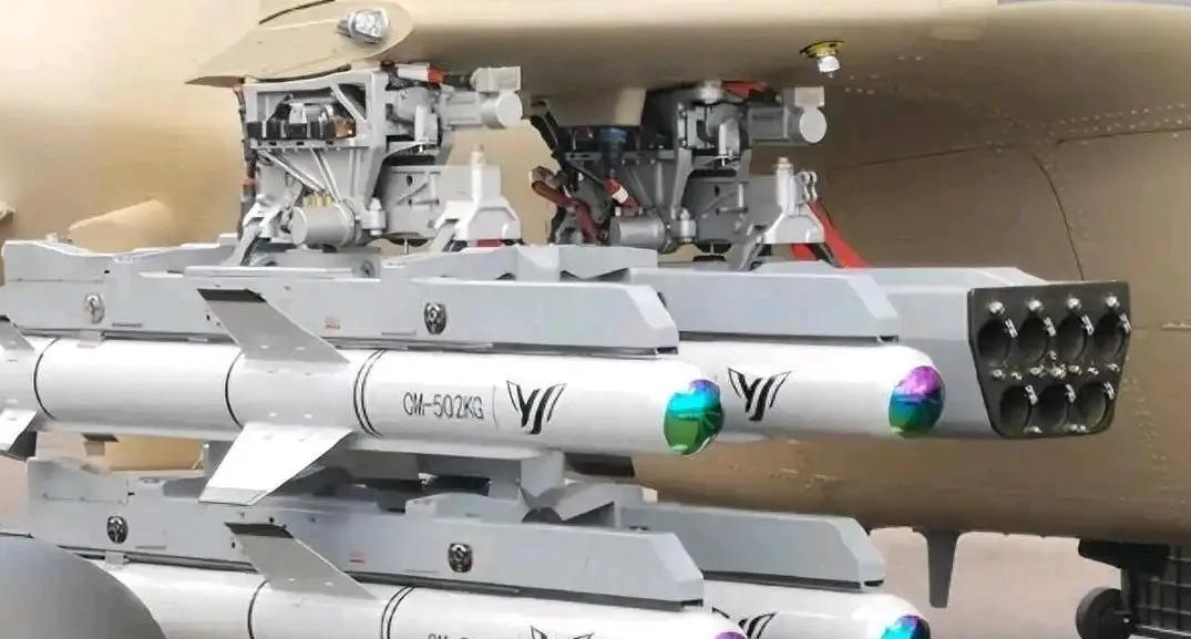 中国陆航部队的空地导弹，除了AKD-10A空射反坦克导弹外，还有两款新型空对地导