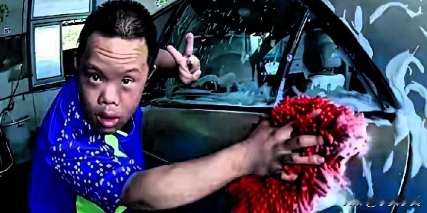 16名低能儿童，深圳洗车行老板雇佣智障人打工，深圳有一个喜憨儿洗车行，门口顾客