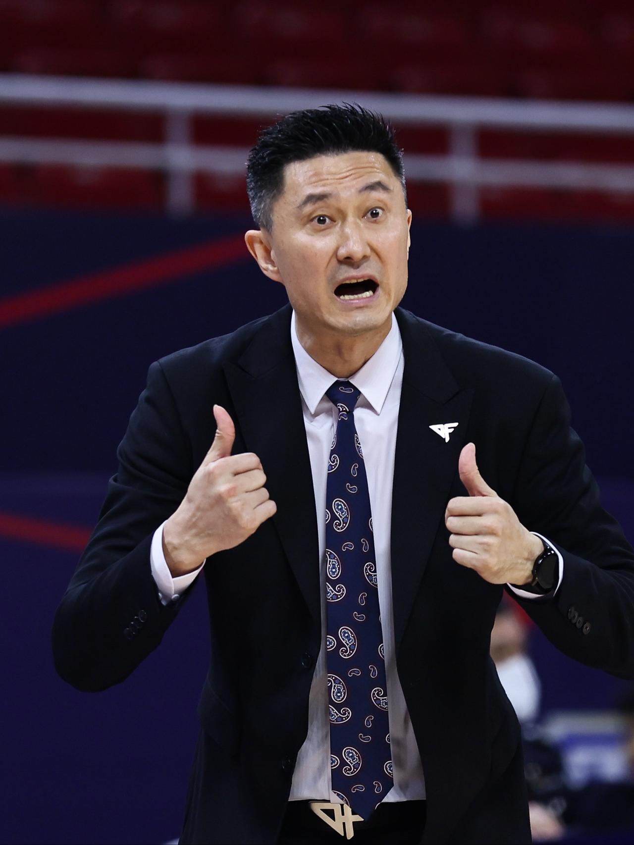 陈海涛表扬杜锋！ 在CBA第一阶段的最后两场比赛，虽然杜锋带队遭遇两连败，球