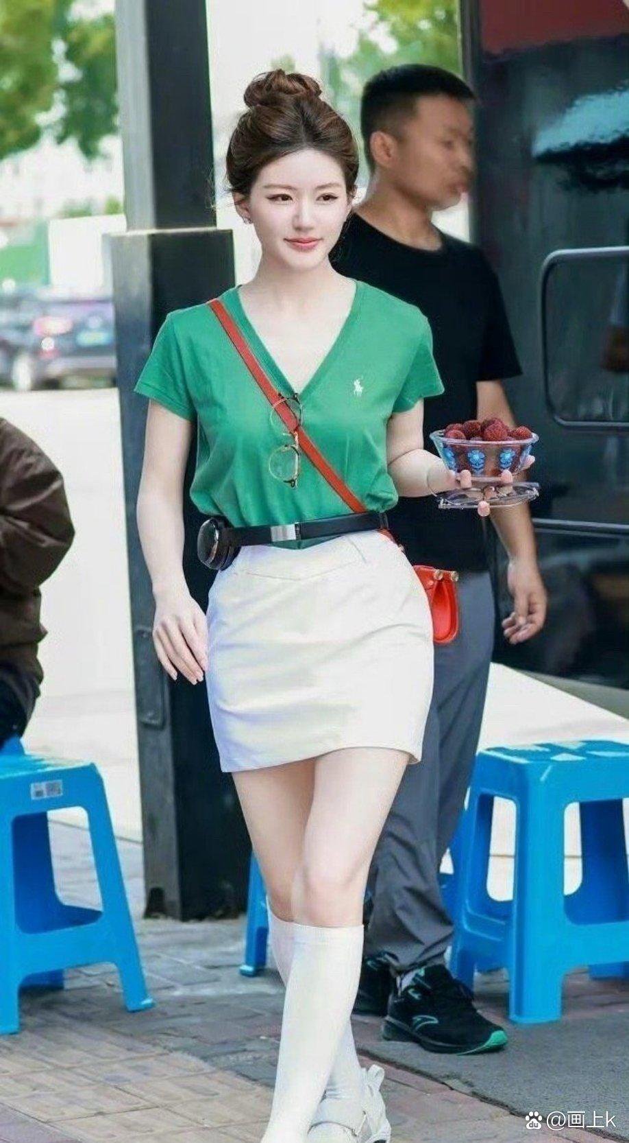 赵露思，耳机都可以当腰带了……女明星的腰都这么细吗