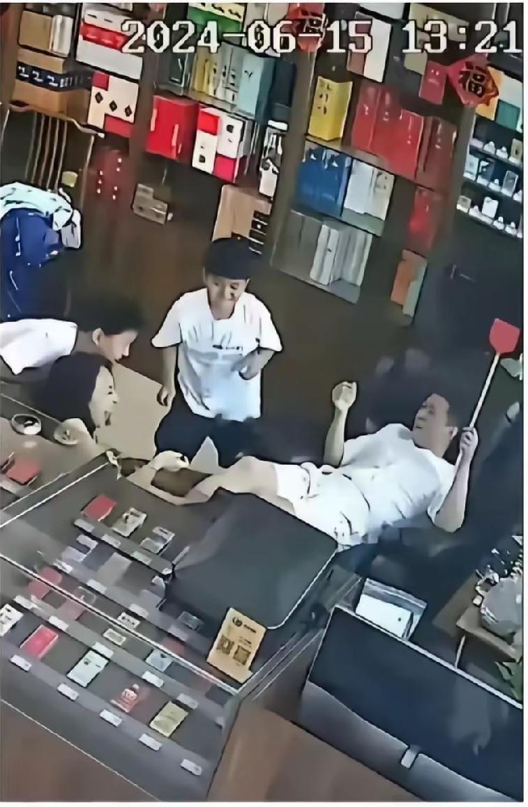 有的时候确实不明白，小区门口的烟酒店，看着每天营业额也不高，还一家三口都在店里，