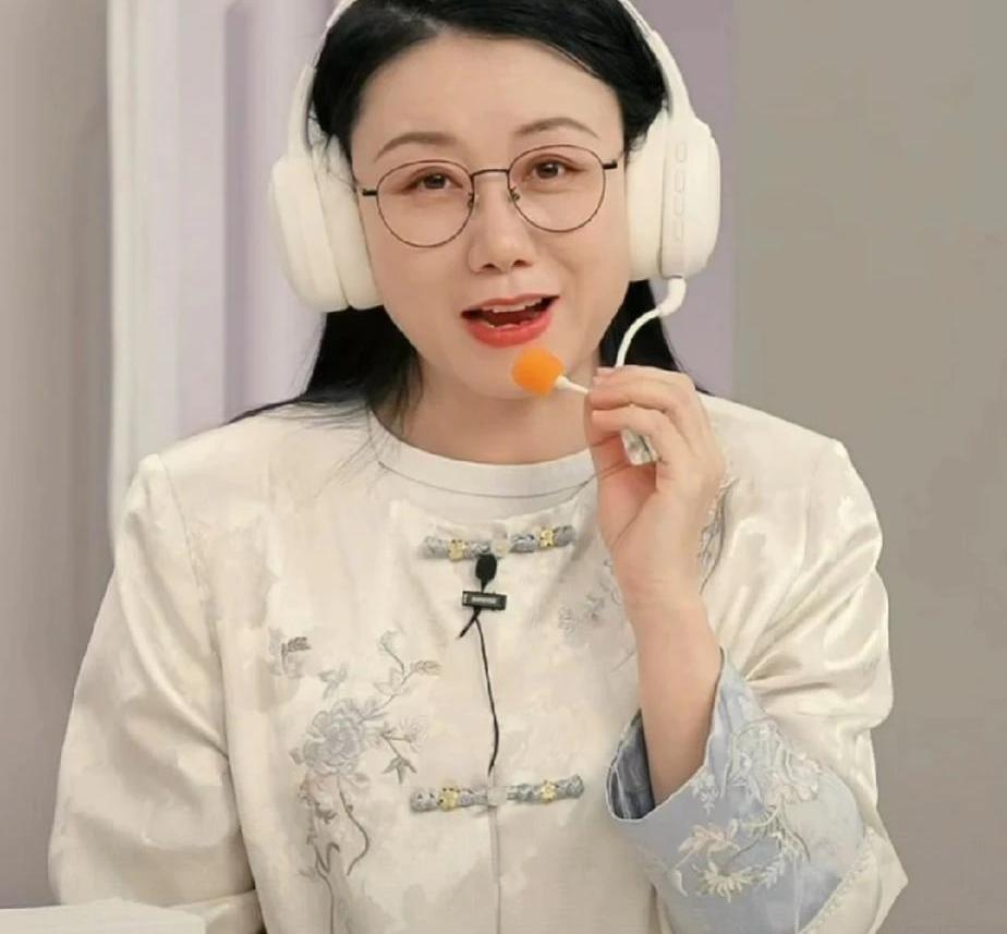 现在直播带货的门槛，真是卷上天了。与辉同行这地方，卖东西简直跟才艺大比拼一样。